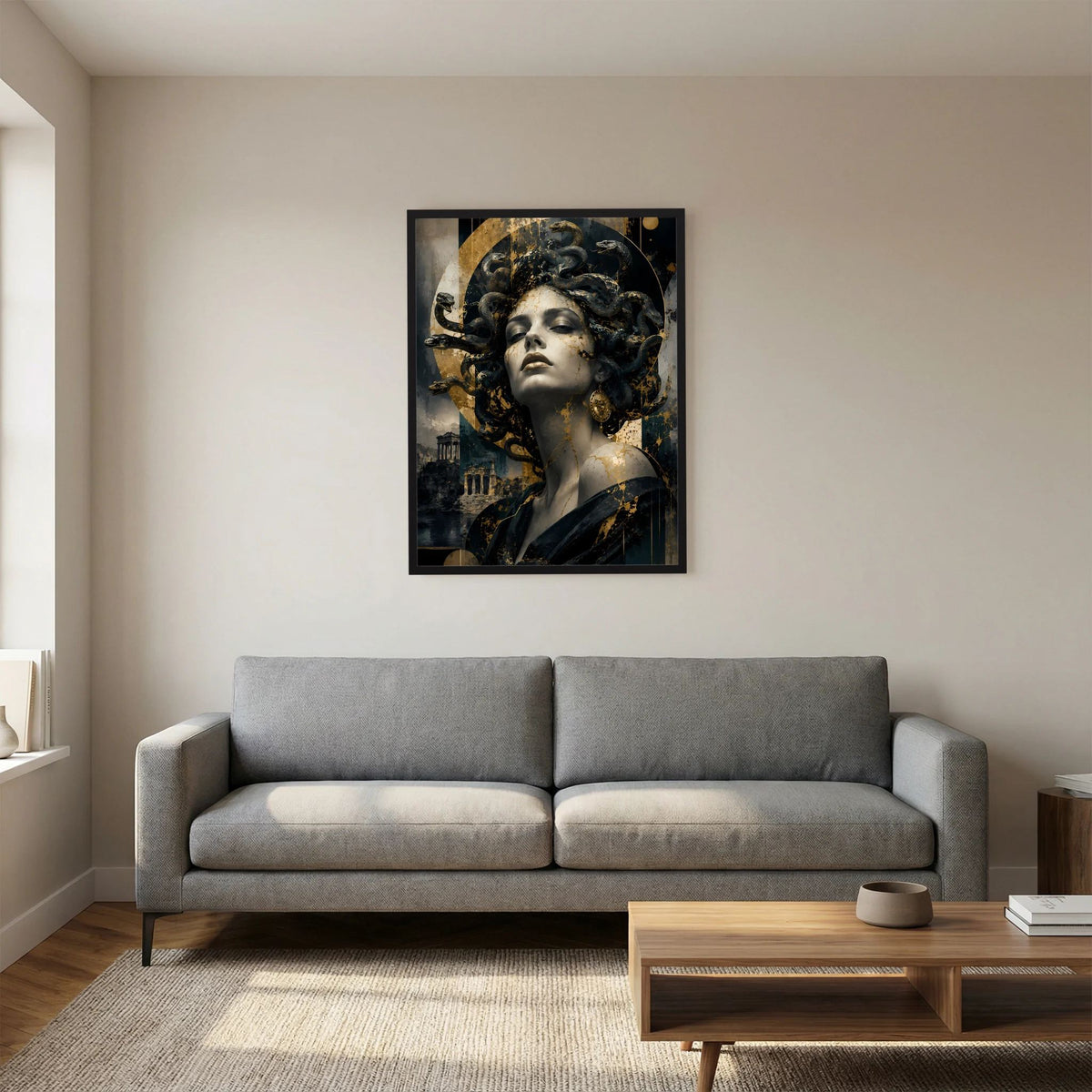 Poster im Hochformat mit Medusa-Porträt, schwarz-goldene Farbflächen, gerahmte Darstellung.