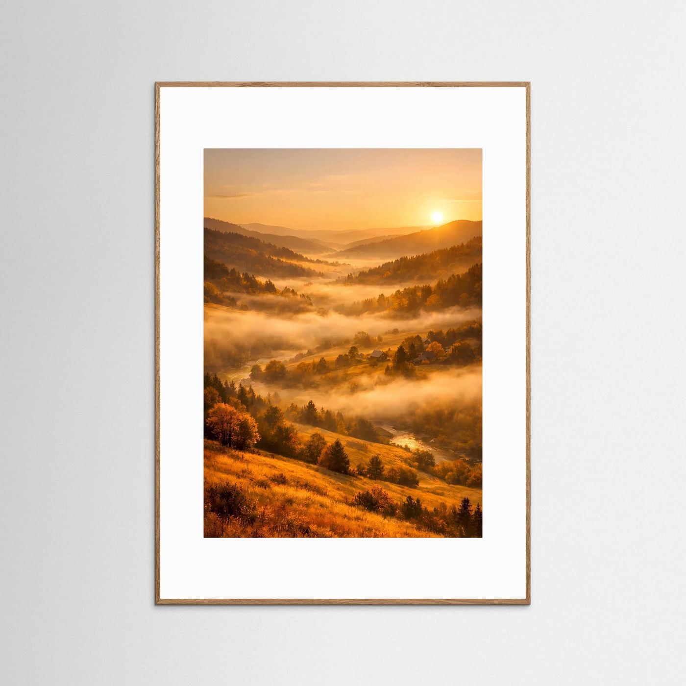 Gerahmtes Landschafts-Poster im Hochformat, goldbrauner Rahmen, Herbstwiesen bei Sonnenaufgang