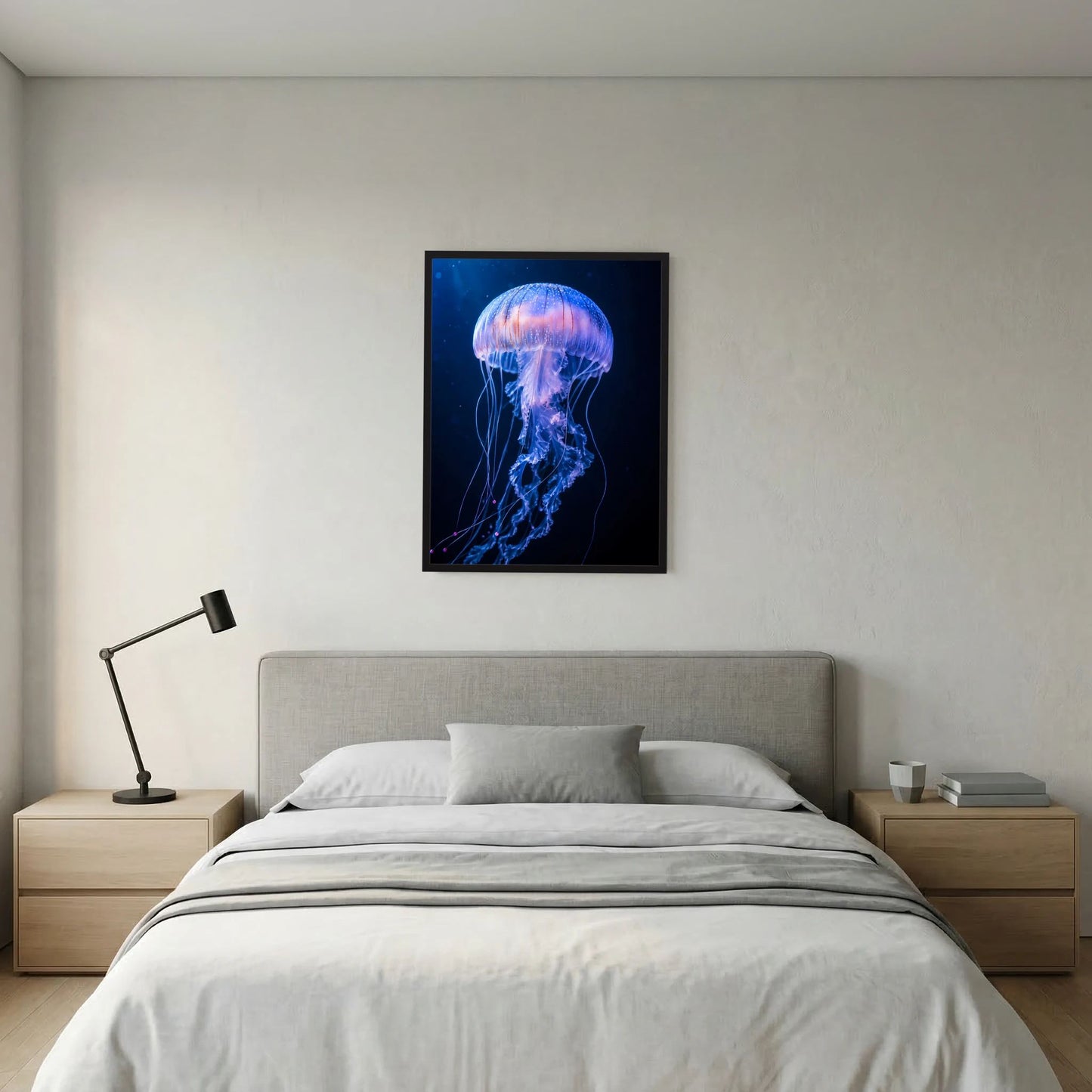 Hochkantposter mit leuchtender Qualle in Blau-Violett, schwarze Umrandung