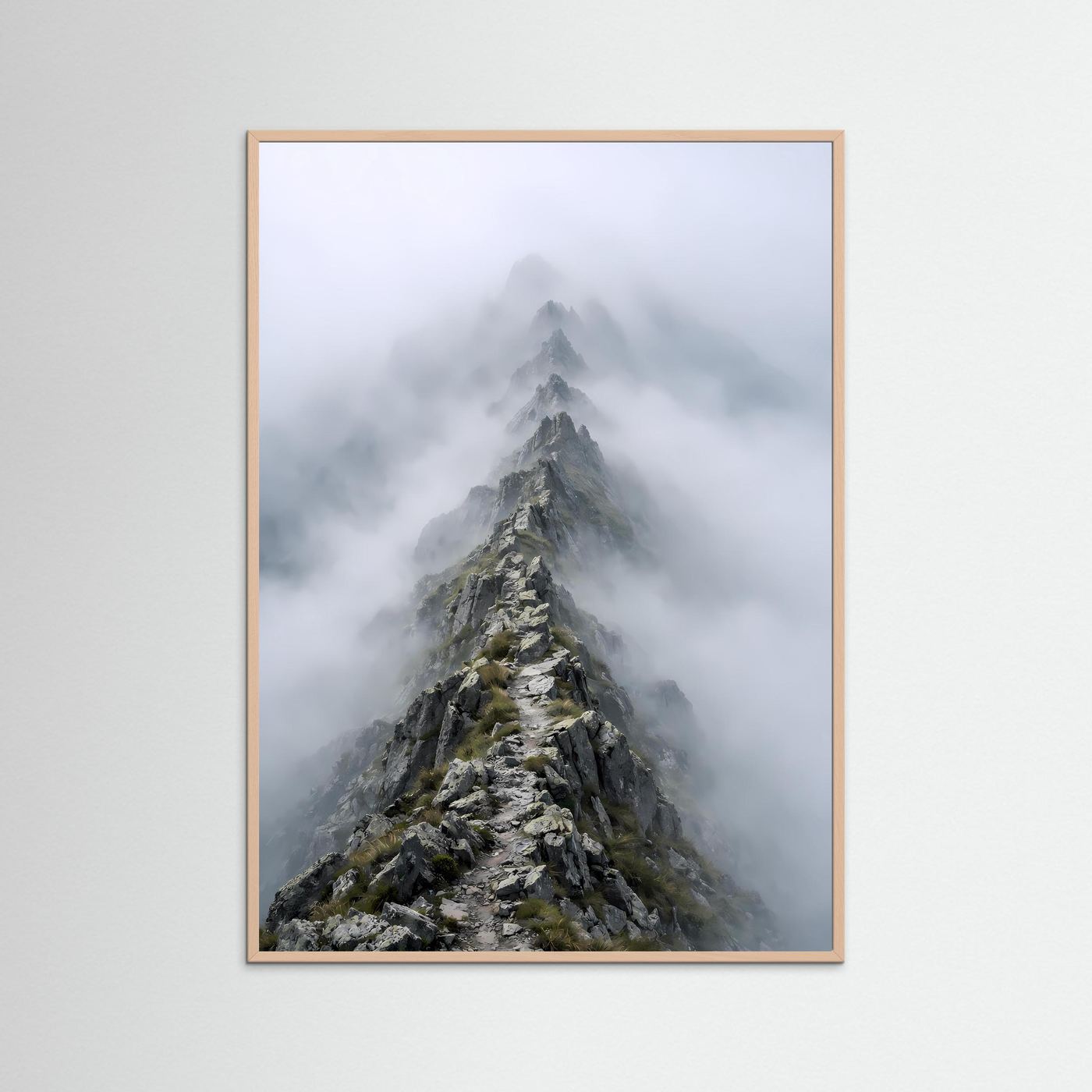 Hochformat-Poster im hellen Holzrahmen, schmaler Berggrat im Nebel