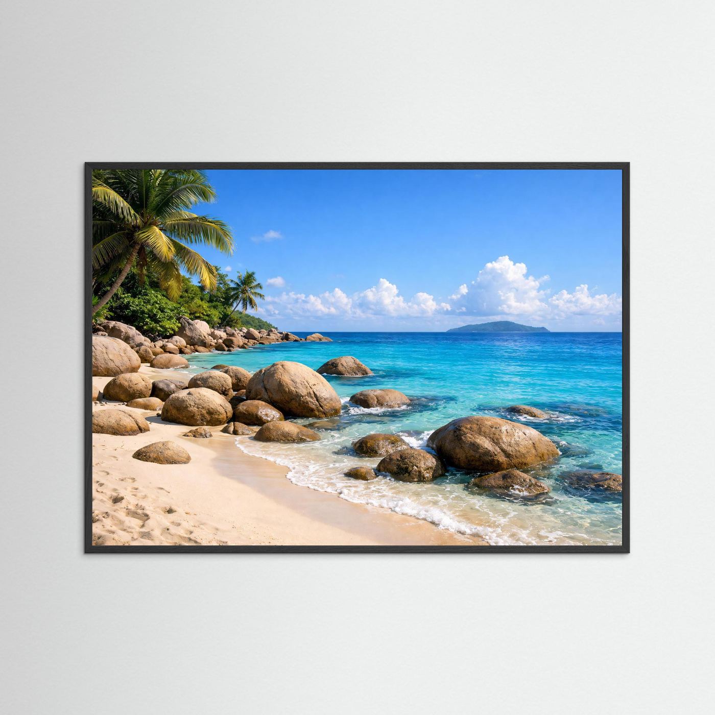 Wandbild mit Strandfoto: türkisblaues Meer, Felsen und Palmen; schwarzer Rahmen