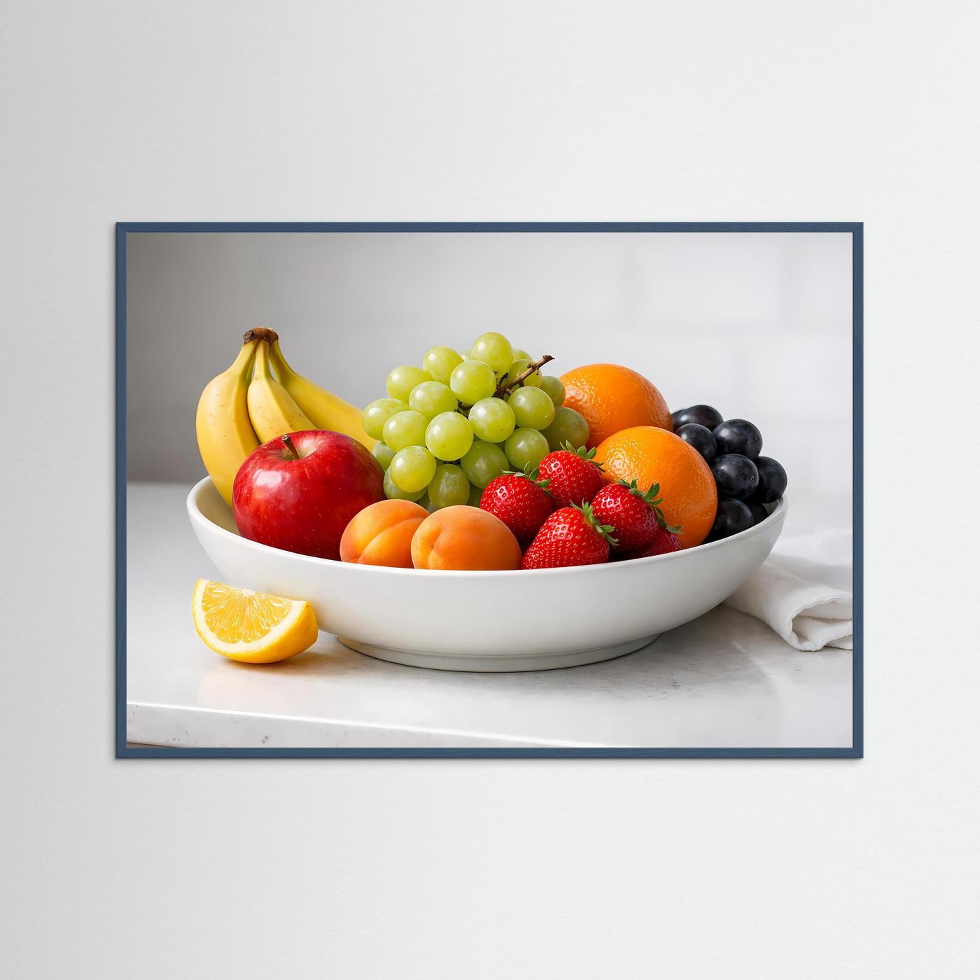 Obststillleben-Poster im Querformat: weiße Schüssel mit Früchten, dunkler Eichenrahmen.