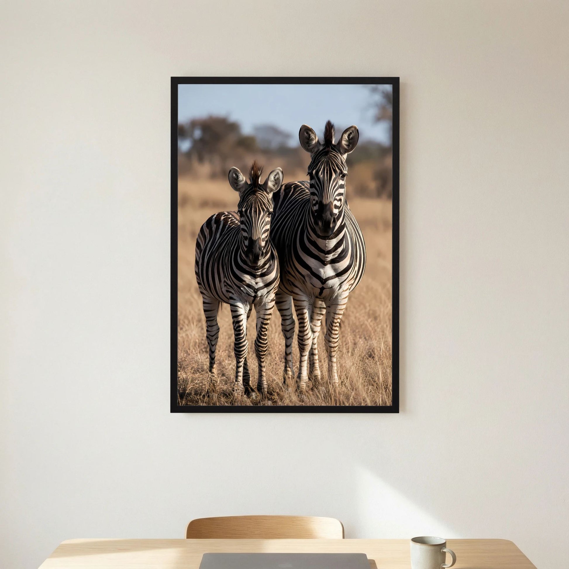 Zebra-Mutter mit Jungtier auf Hochformat-Poster, schwarzer Rahmen