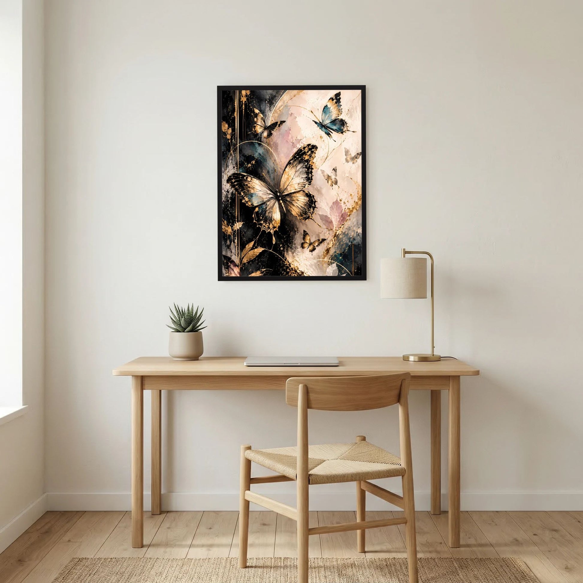 Wandposter im schwarzen Rahmen mit abstrakten Schmetterlingen in Gold und Schwarz