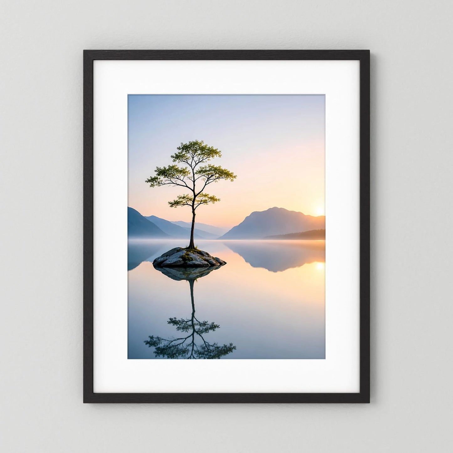 Poster im Hochformat mit schwarzem Rahmen und einsamem Baum im Spiegelwasser