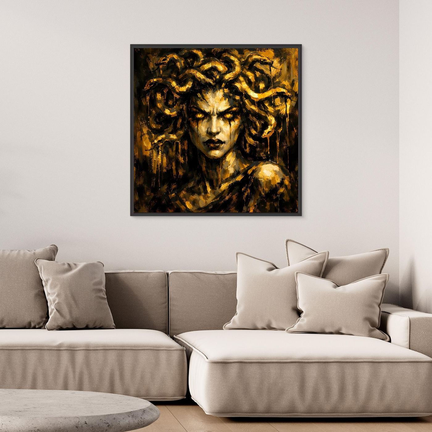 Leinwand Goldene Medusa in düsterer Optik | Modernes Mythologie Wandbild Luxus