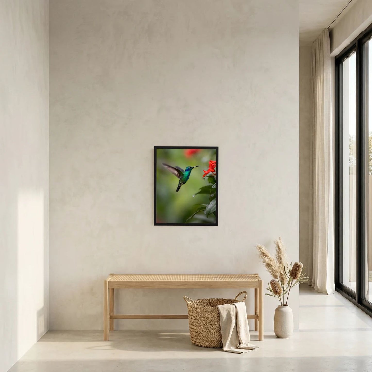 Wandbild im schwarzen Rahmen mit Kolibri im Flug und roten Blüten
