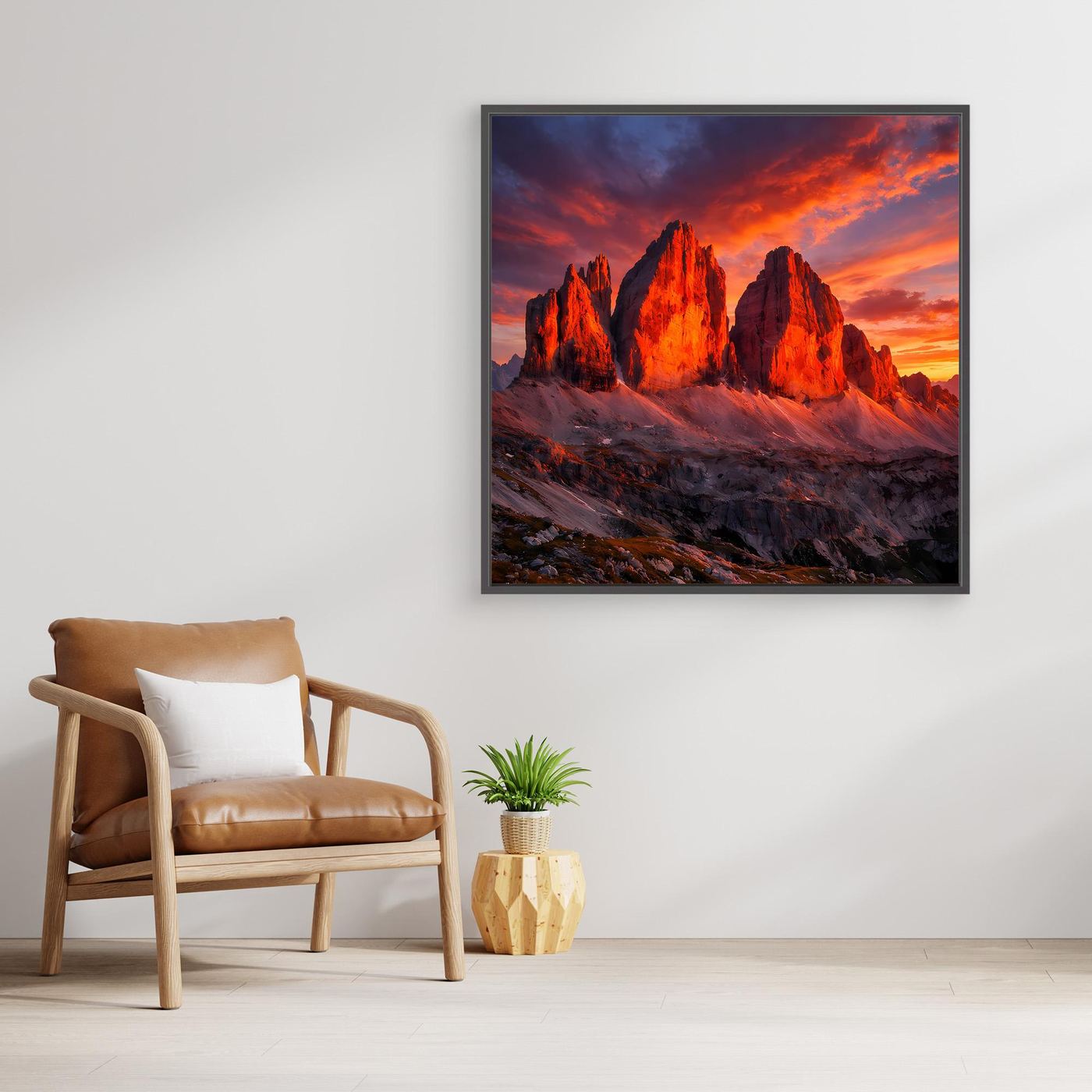 Leinwandbild mit Bergsilhouetten bei Alpenglühen in Orange und Blau, mit schwarzem Rahmen