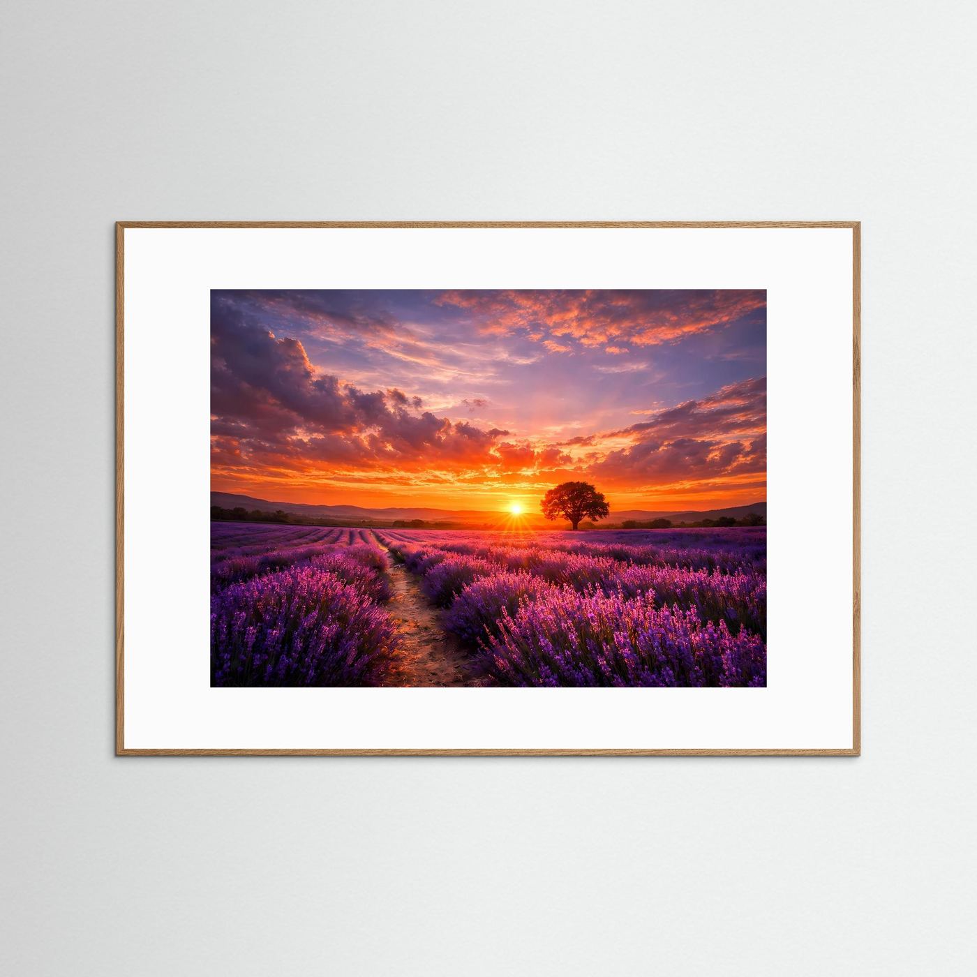 Poster mit braunem Holzrahmen und weißem Passepartout, Lavendelfeld bei Sonnenuntergang.
