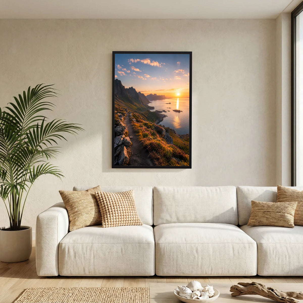 Gerahmtes Hochformat-Poster mit Küstenlandschaft bei Sonnenuntergang, Weg am Meer und Felsen