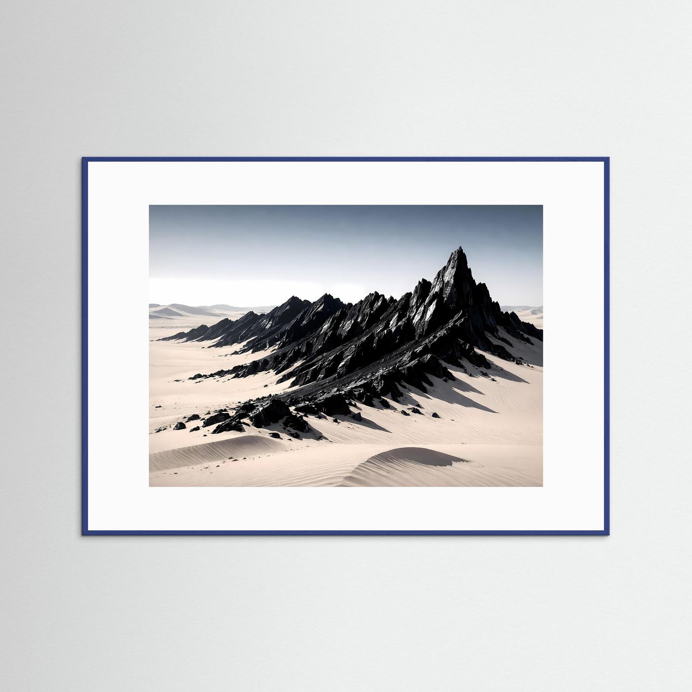 Poster im Querformat mit Sanddünen und Felsbergen, blauer Rahmen, weißer Rand