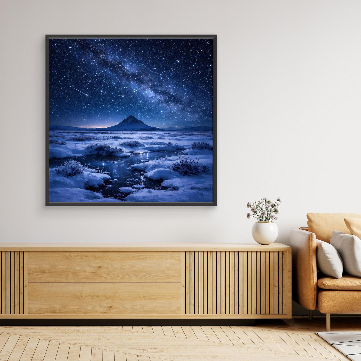 Gerahmtes Leinwandbild mit dunklem Sternenhimmel über verschneiter Landschaft, Milchstraße