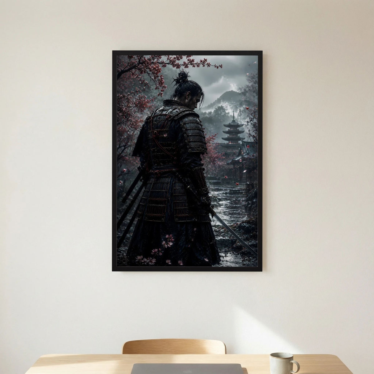 Gerahmtes Hochformat-Poster mit Samurai-Rückansicht, Schwert, Kirschblüten und Nebel.