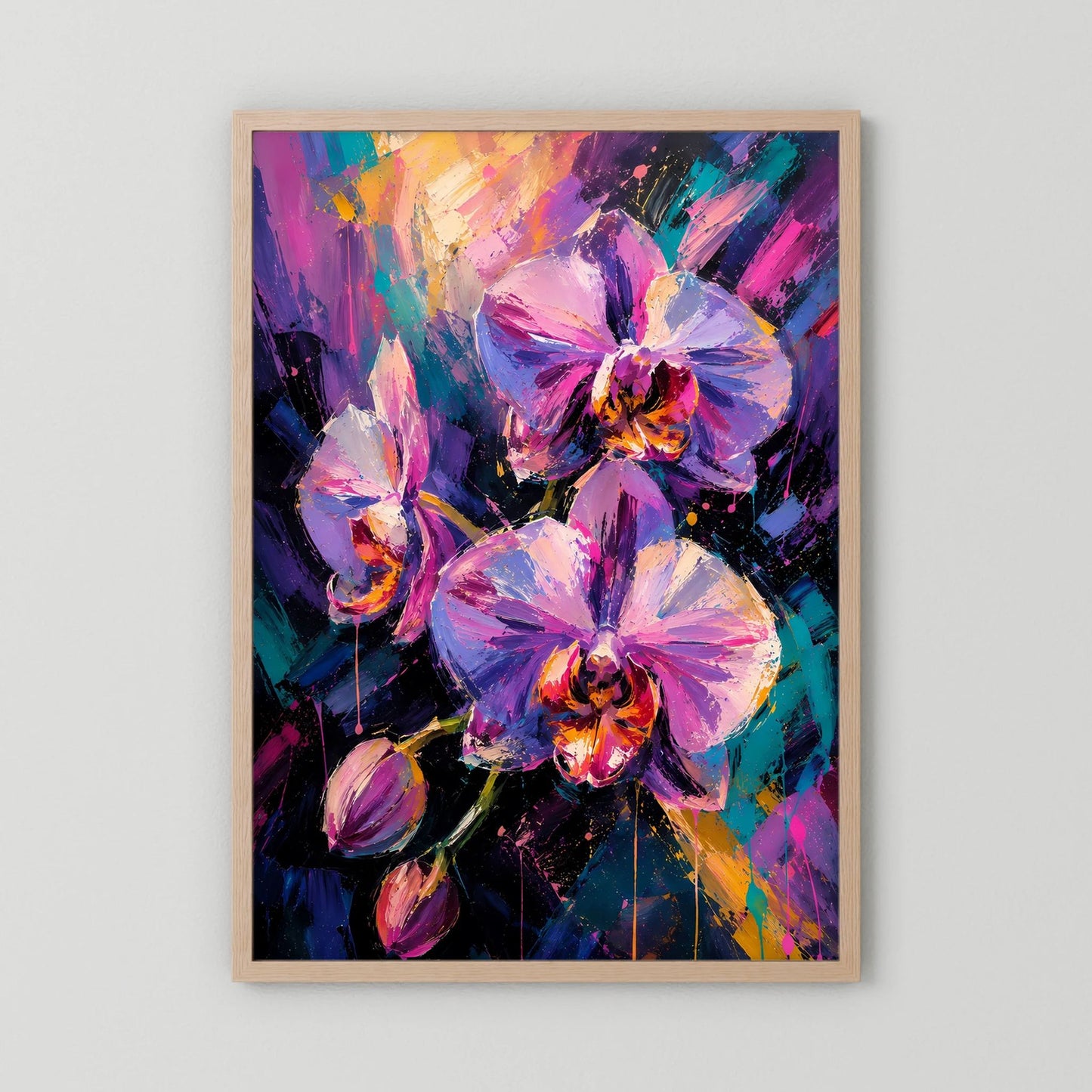 Hochformatiges Poster mit abstrakten Orchideen in Pink und Violett, heller Holzrahmen
