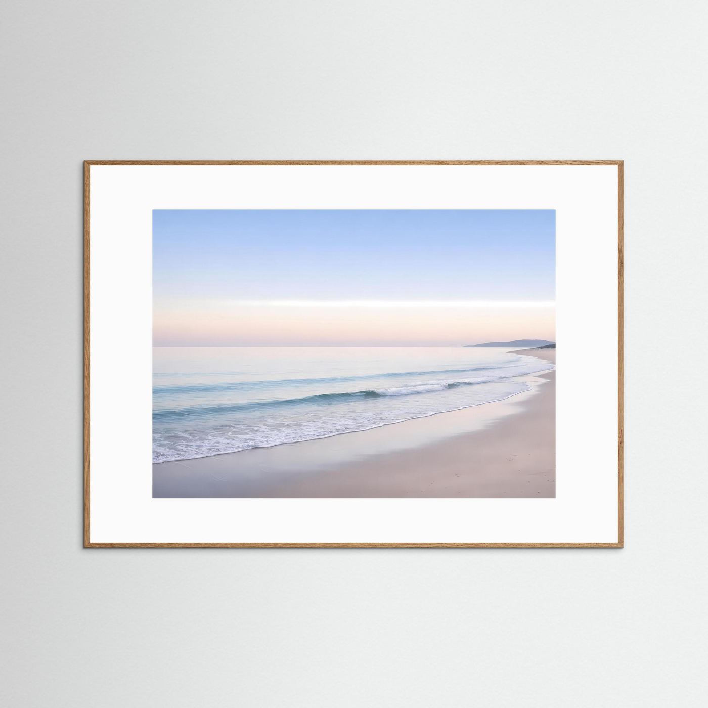 Poster Meerstrand-Fotografie mit weißem Passepartout, warmem Holzrahmen
