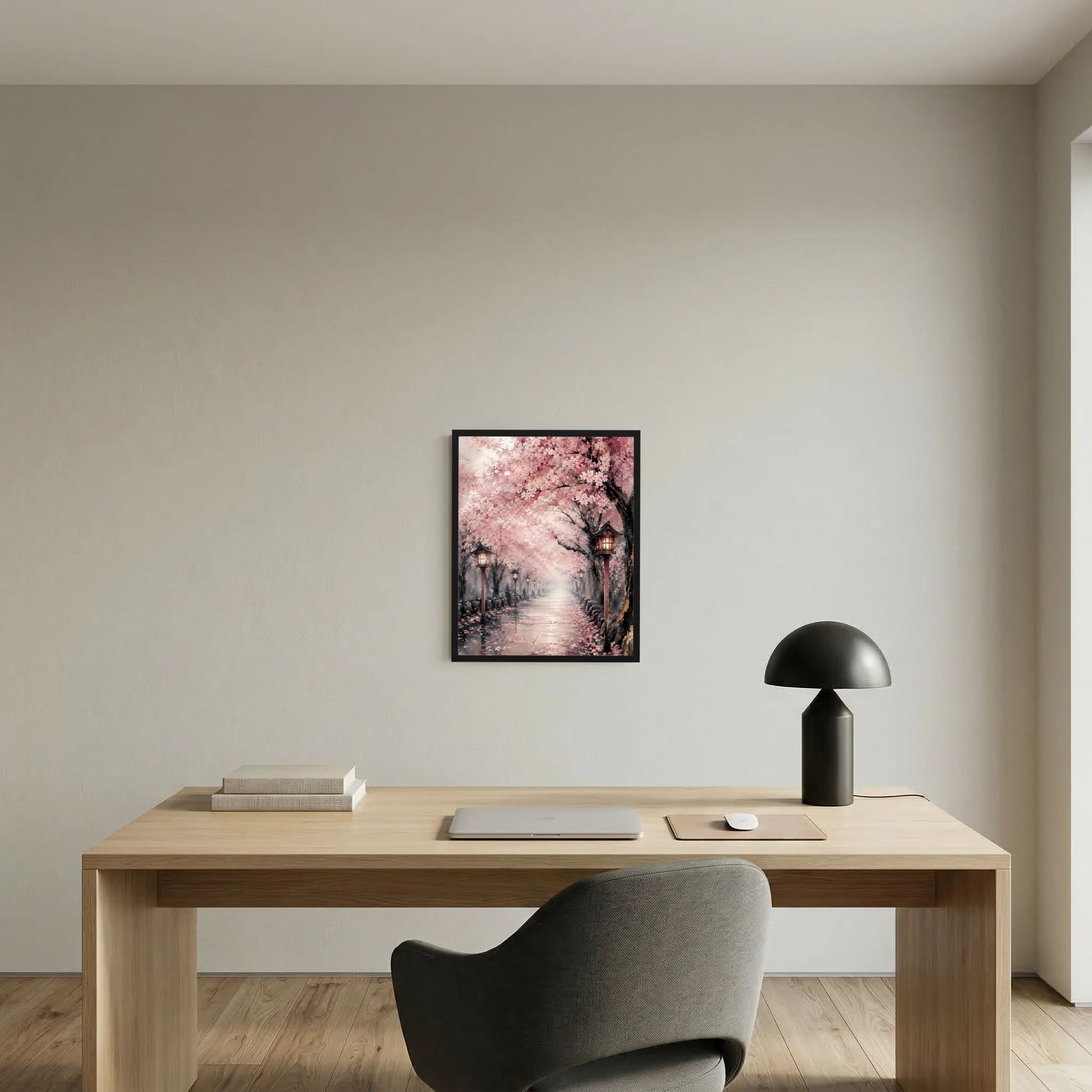 Hochformatposter mit schwarzem Rahmen: Sakura-Allee mit Laternen und Spiegelung im Weg