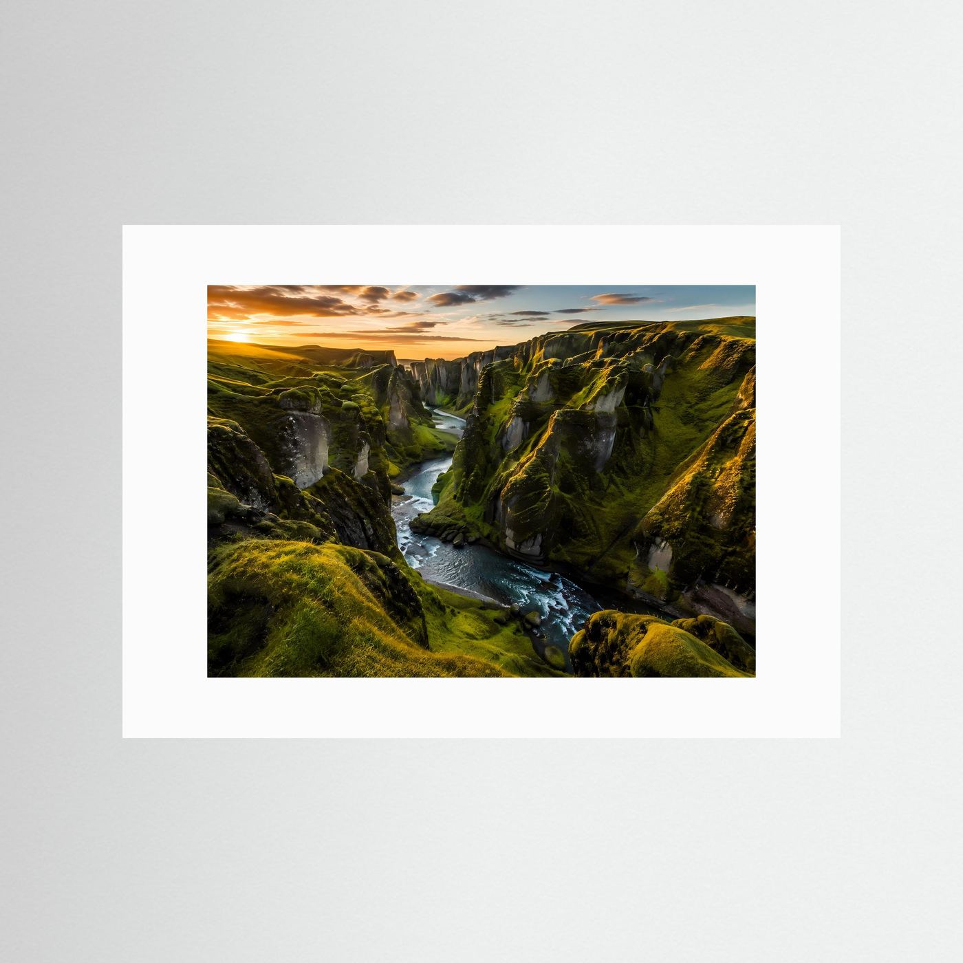 Grüne Schlucht im goldenen Sonnenlicht | Isländische Canyon-Landschaft Poster Querformat