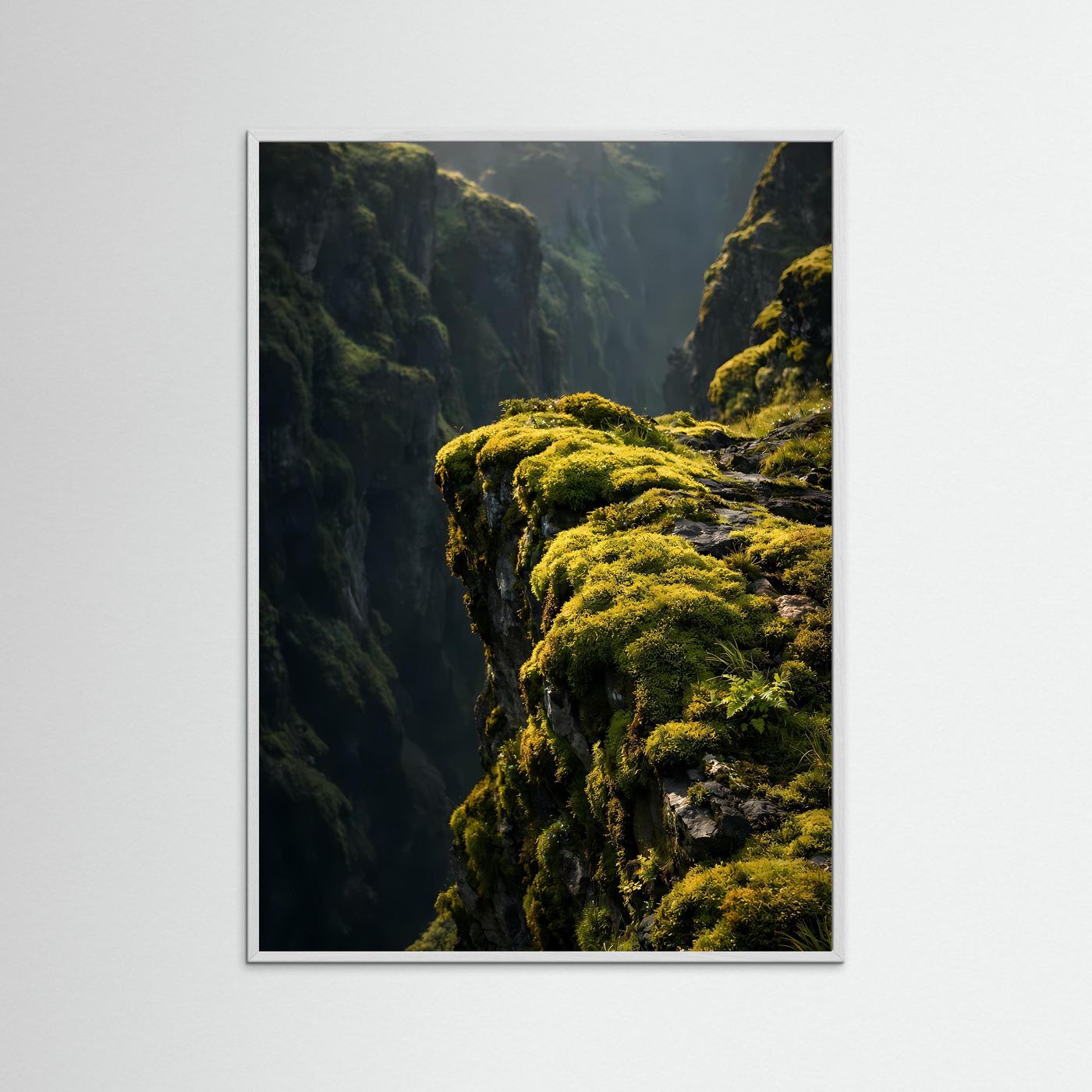 Poster im Hochformat mit schwarzer Holzrahmung und moosbedeckter Schlucht