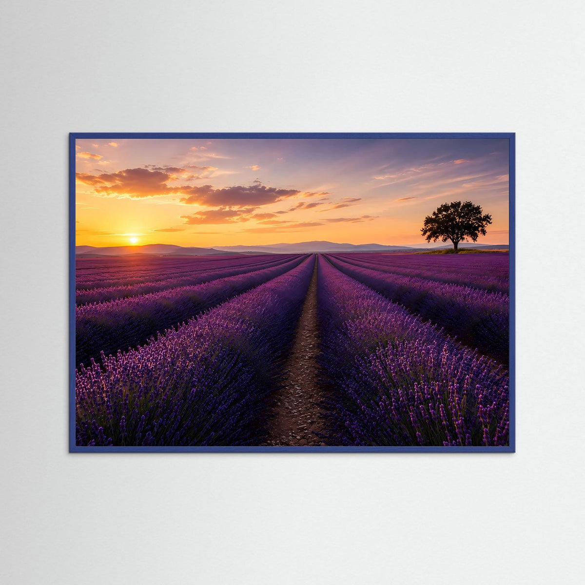 Querformat-Poster mit Lavendelfeld bei Sonnenuntergang im hellblauen Rahmen