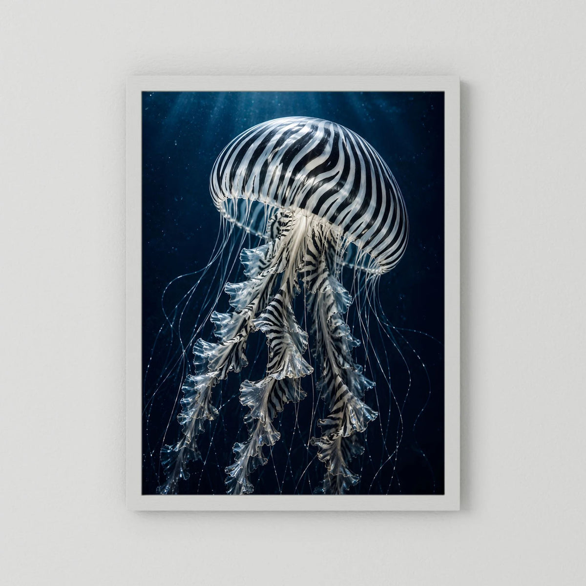 Hochformat-Poster mit weißem Rand: weiß-schwarz gestreifte Qualle auf dunklem Blau
