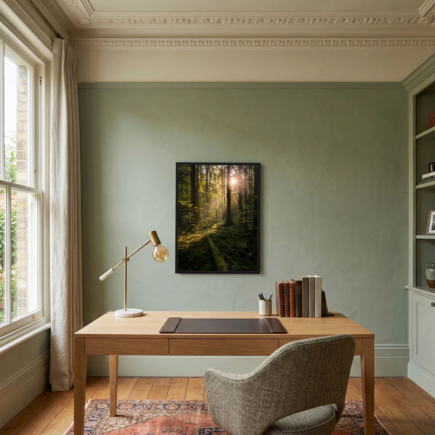 Hochformat-Poster mit Waldmotiv und Sonnenstrahlen im Blick zur Zimmerwand, schwarzer Rahmen