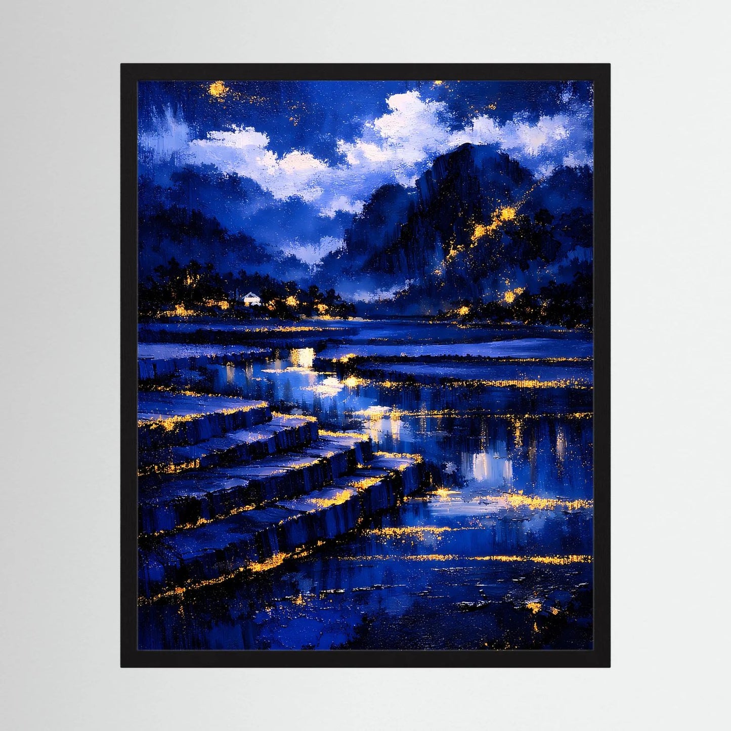 Poster im schwarzen Rahmen mit abstrakter Nachtlandschaft: blauer See und goldene Lichtreflexe