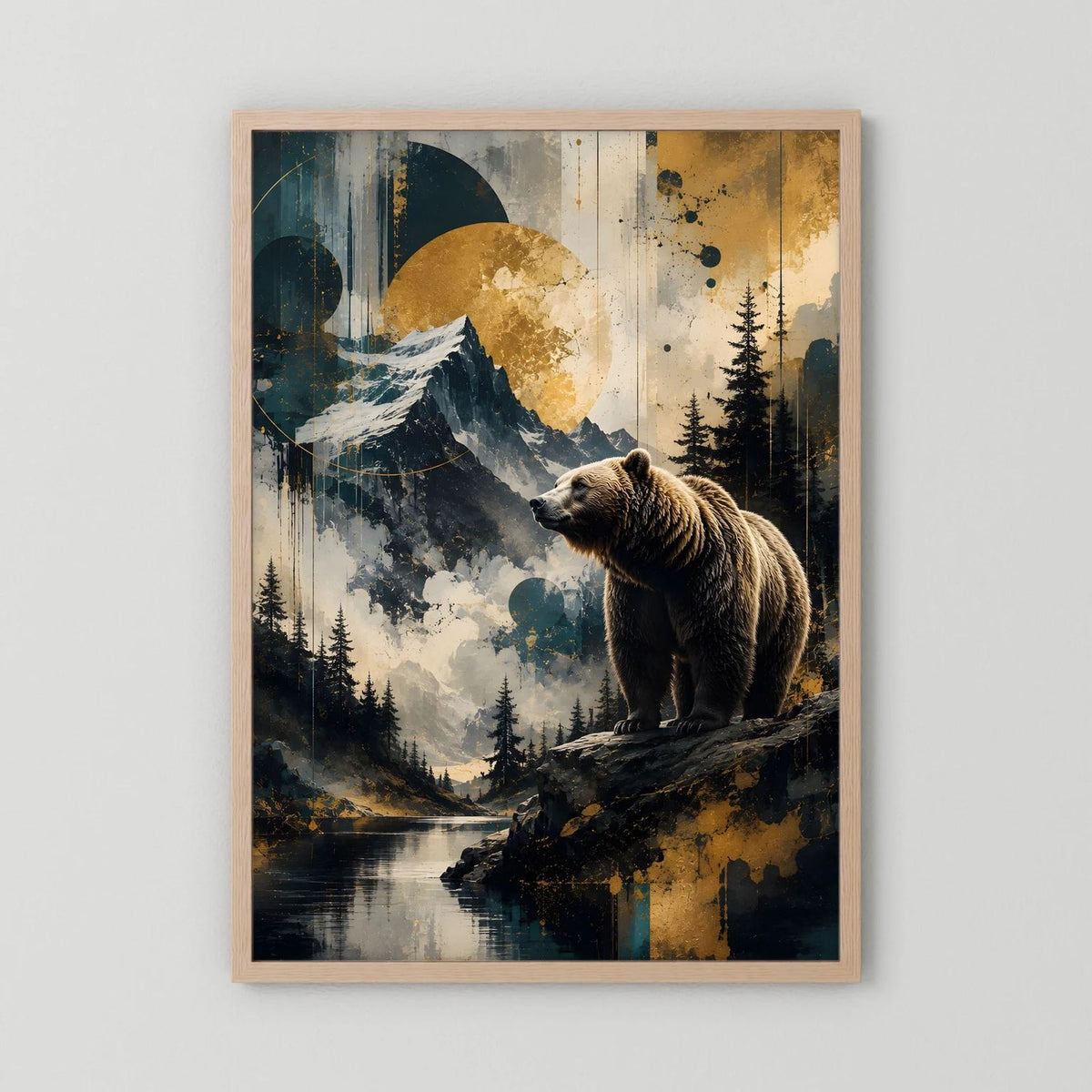 Poster: brauner Bär auf Felsvorsprung in Berglandschaft, Hochformat, heller Holzrahmen