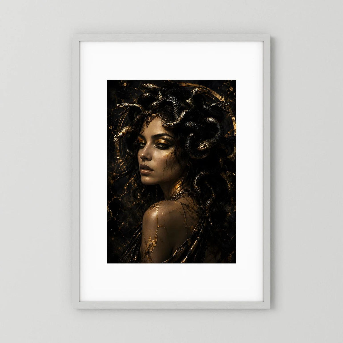 Porträtposter im weißen Rahmen: Medusa mit Schlangen in Schwarz und Gold