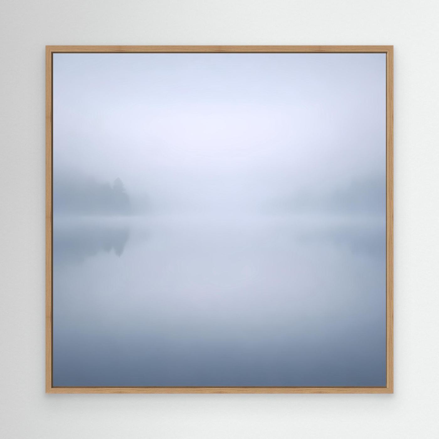 Leinwandbild mit Nebelsee-Motiv, blass blau-grau, Rahmen aus hellem Holz