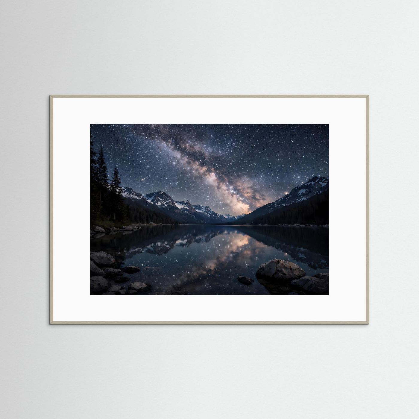 Panorama-Poster mit Bergsee bei Nacht, hellgrauer Holzrahmen