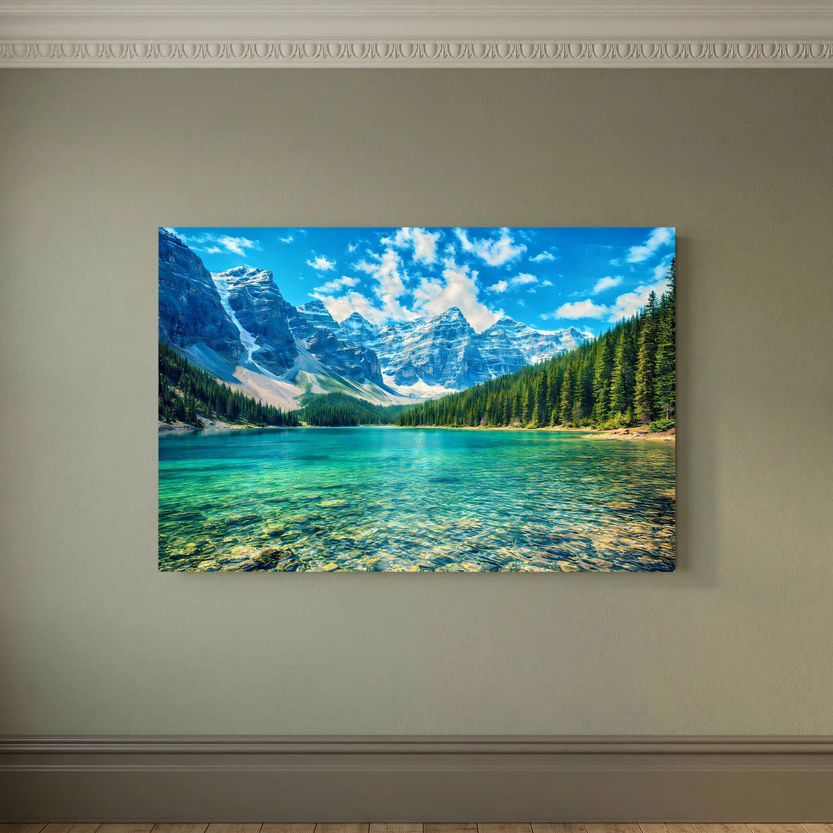 Wandbild im Querformat mit türkisgrünem Wasser, Bergen und Tannenwald