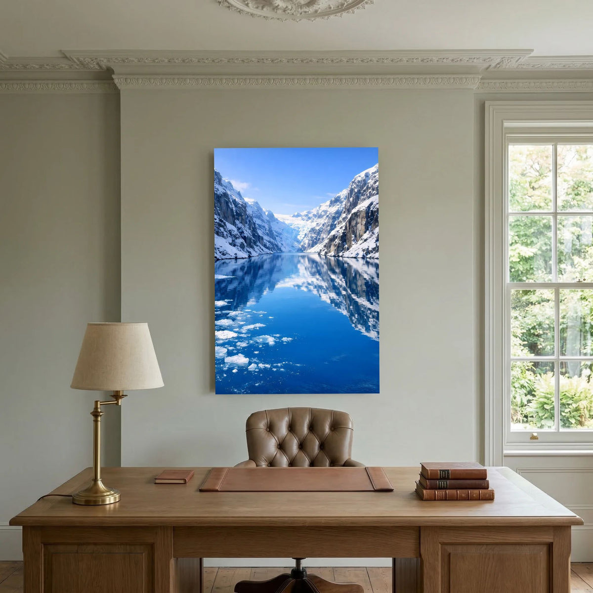 Hochformat-Wandbild mit Fjord, spiegelndem Wasser und Gletschereis zwischen Bergen