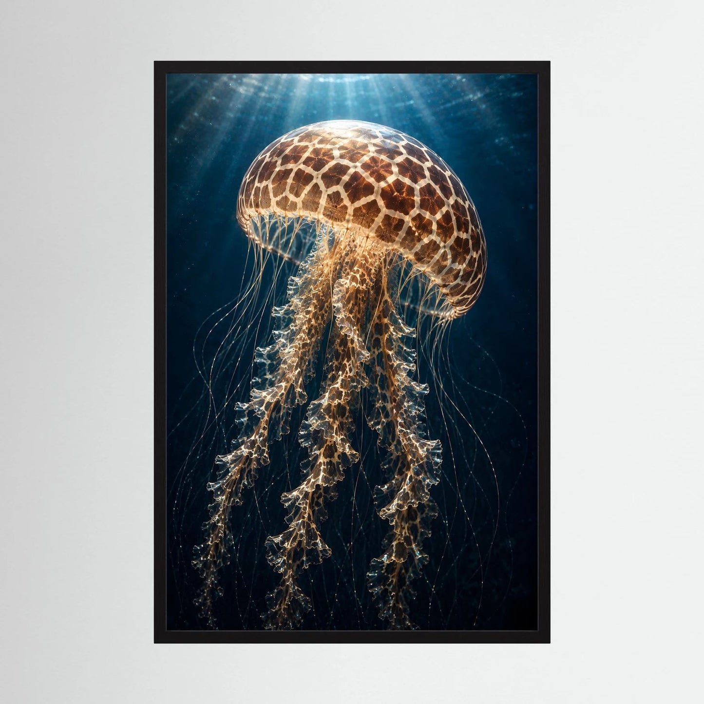 Poster im Hochformat mit leuchtender Qualle, schwarzer Rahmen