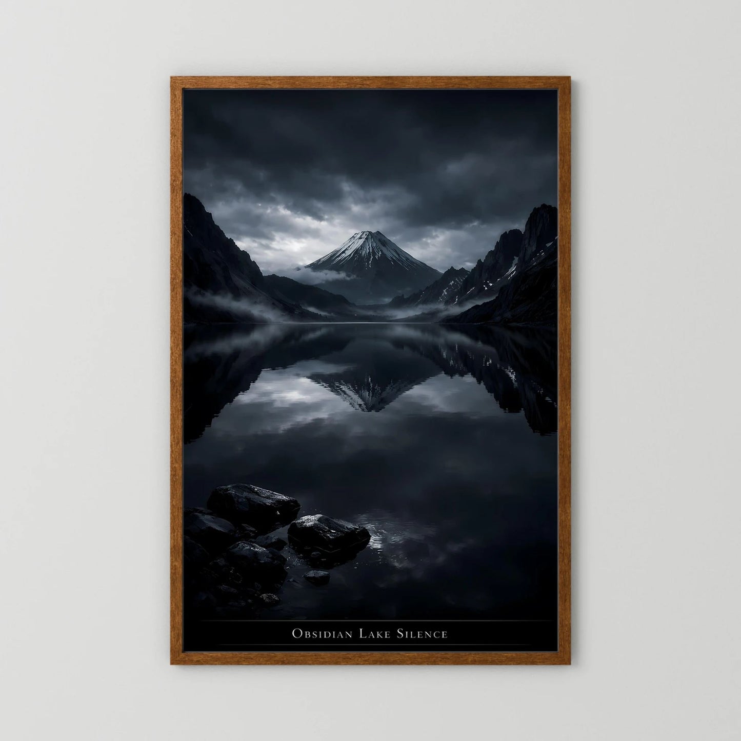 Wandbild mit Bergsee und Vulkankegel, spiegelnde Berge, brauner Holzrahmen