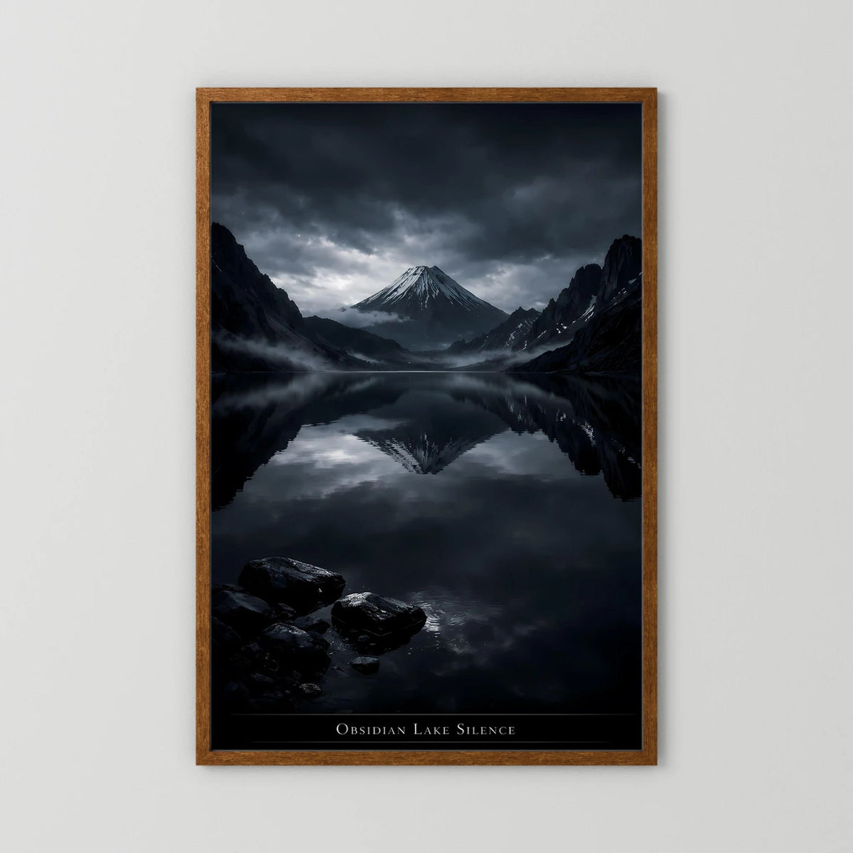 Wandbild mit Bergsee und Vulkankegel, spiegelnde Berge, brauner Holzrahmen