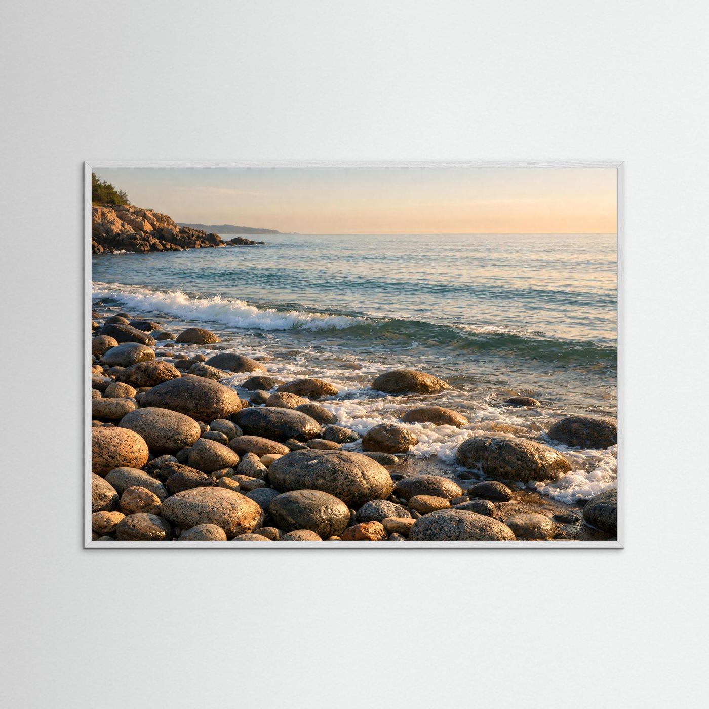 Naturposter mit Kieselstrand und Wellen im Sonnenaufgang, mit grauem Holzrahmen