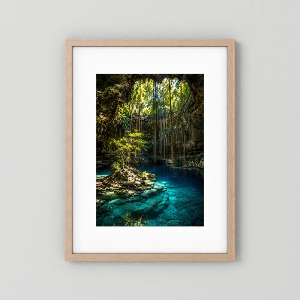 Hochformat-Poster mit hellem Holzrahmen und Passepartout, Motiv: Höhle mit türkisfarbenem Pool