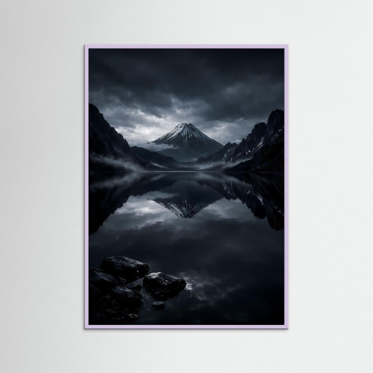 Wandbild im lilafarbenen Rahmen mit dunklem Bergsee, Vulkankegel und Spiegelung