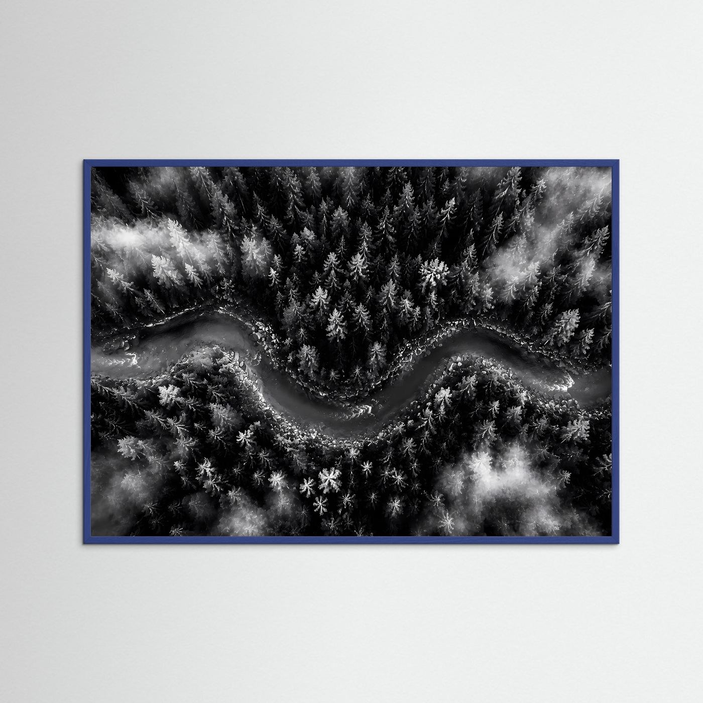 Mystischer Waldfluss im Nebel | Schwarz-Weiß Natur Landschaft – Modernes Poster Querformat