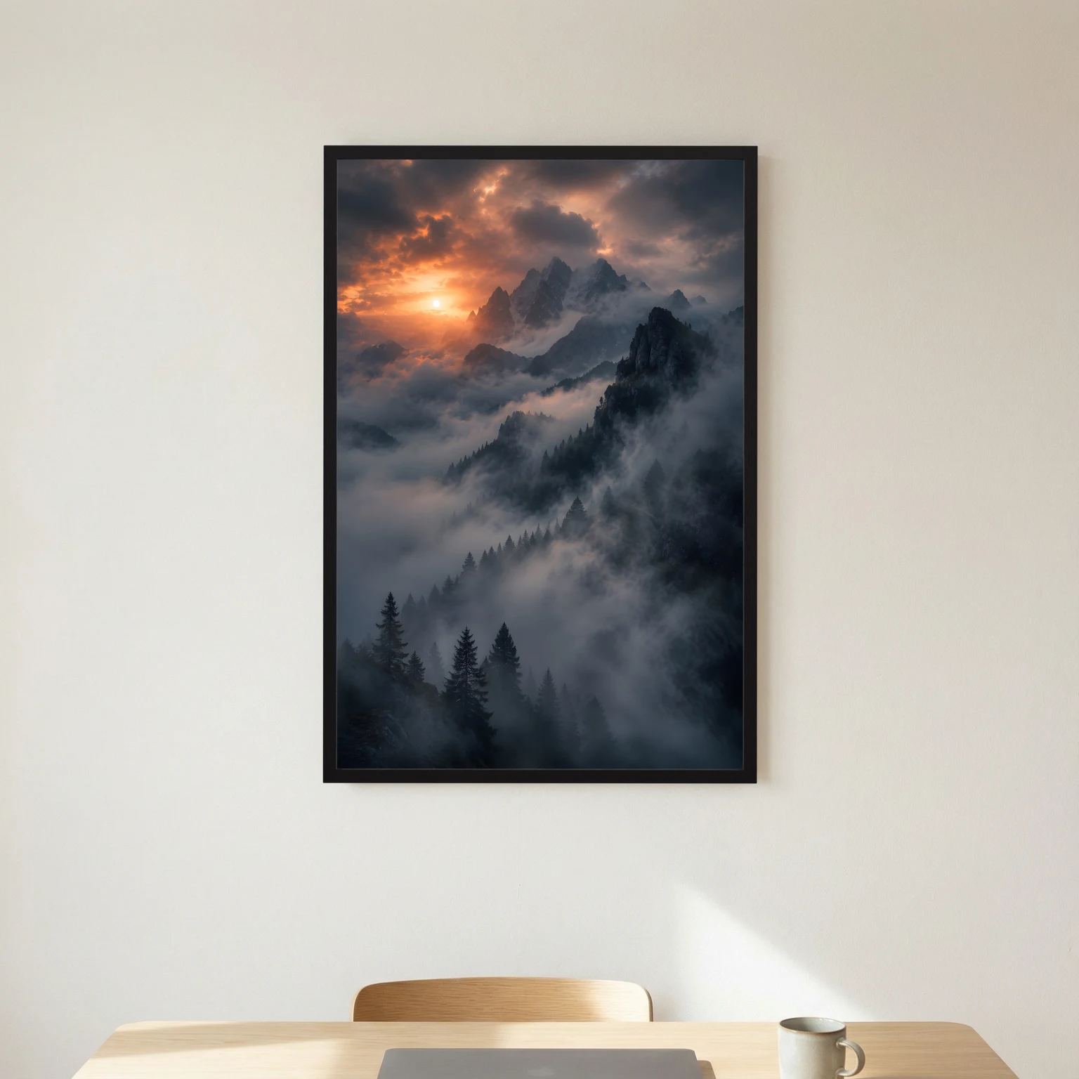 Berge im Nebel Poster mit Sonnenuntergang, schroffe Bergformationen, Tannenwald im schwarzen Rahmen.