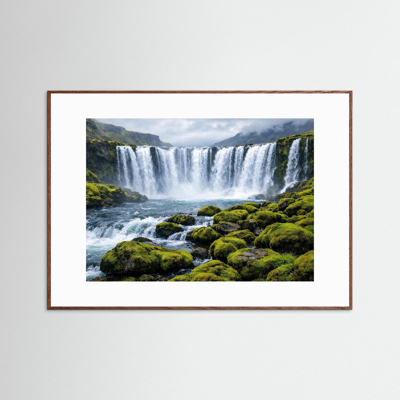 Naturposter mit Wasserfall und moosbedeckten Felsen im Querformat, braune Holzrahmung