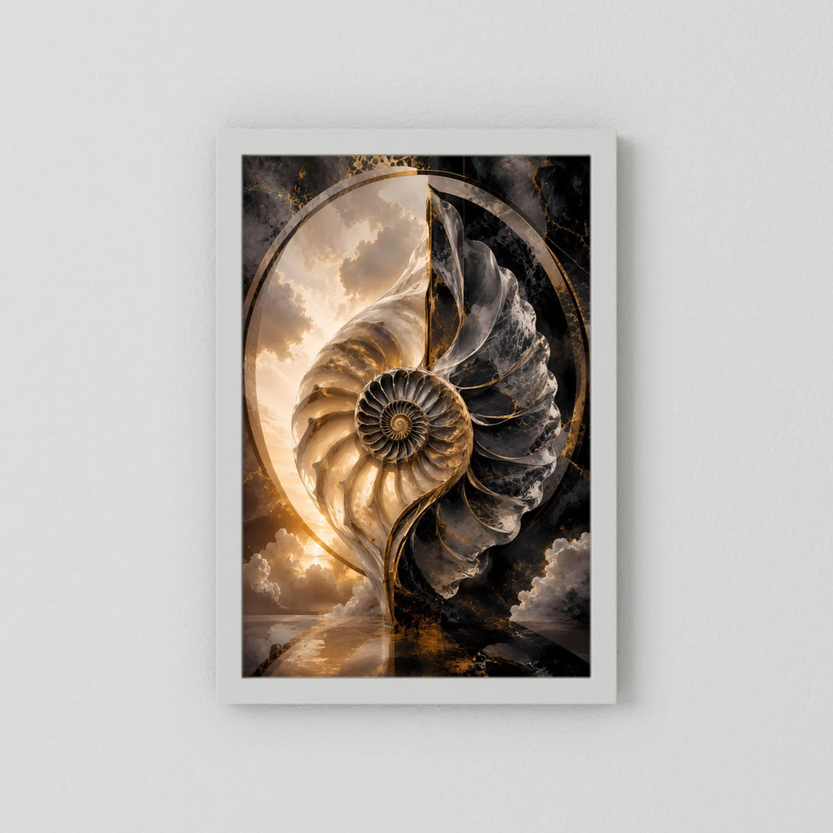 Kunstposter mit Muschelmotiv im hellen Rahmen, abstrakt in Schwarz, Weiß und Gold