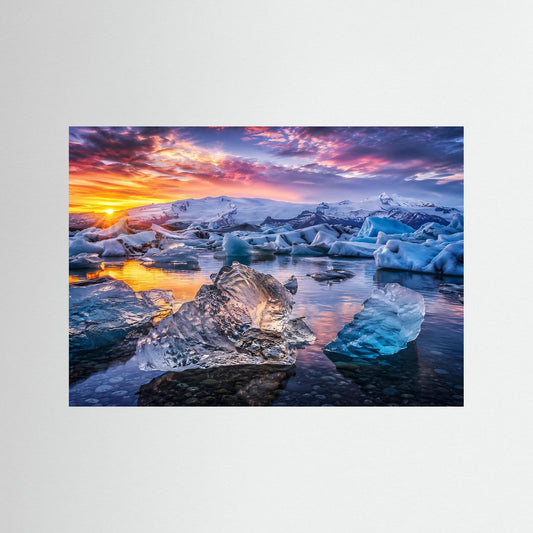 Naturposter mit Gletscherlandschaft, Eisblöcken und Sonnenuntergang am Wasser
