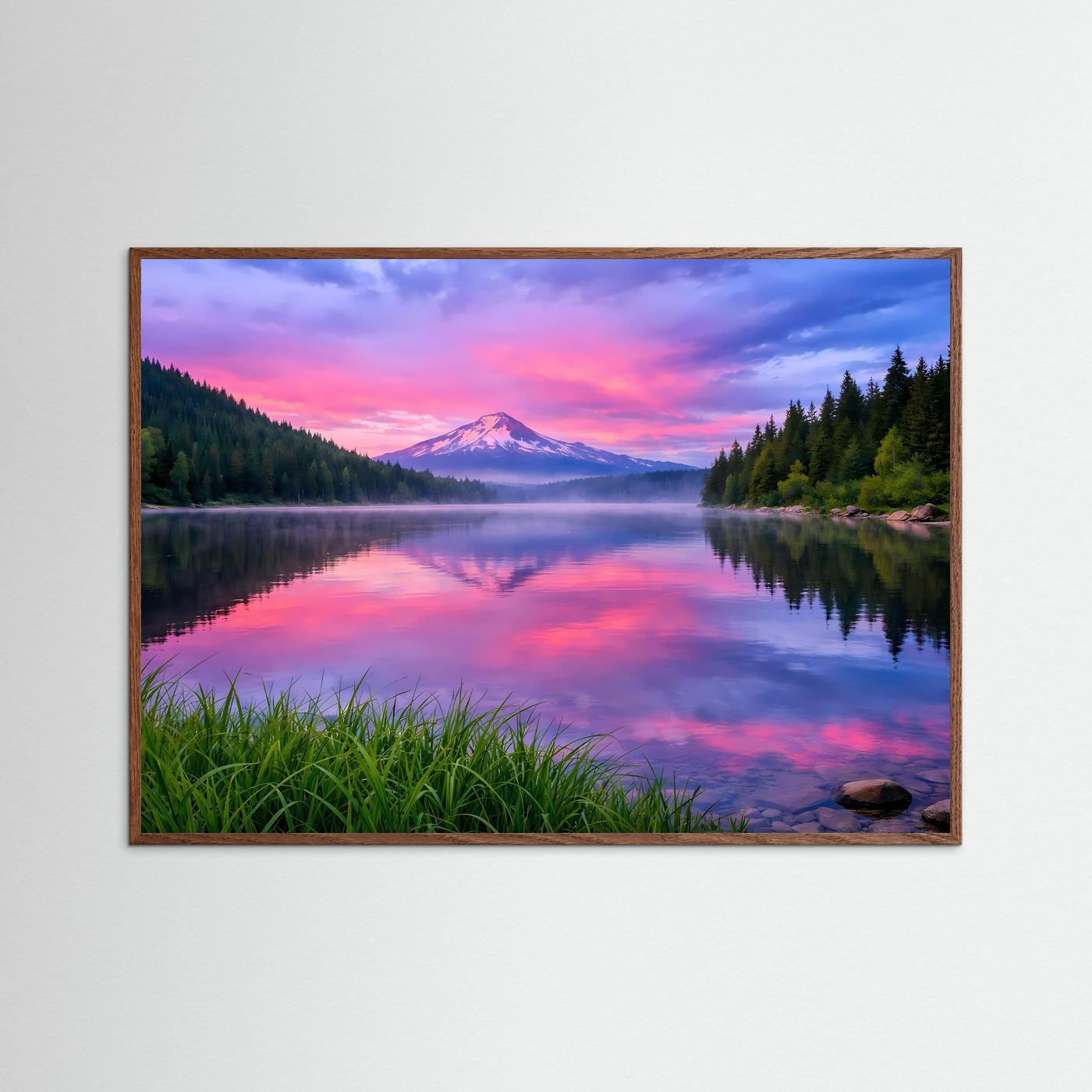 Landschafts-Poster im braunen Rahmen: spiegelnder See, Berge und Wald bei Sonnenuntergang.