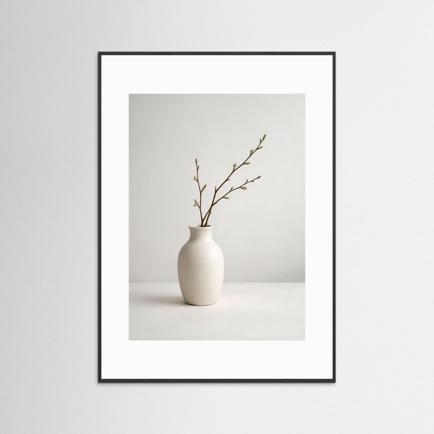 Stillleben-Poster mit cremeweißer Vase und Frühlingszweig, schwarz gerahmt