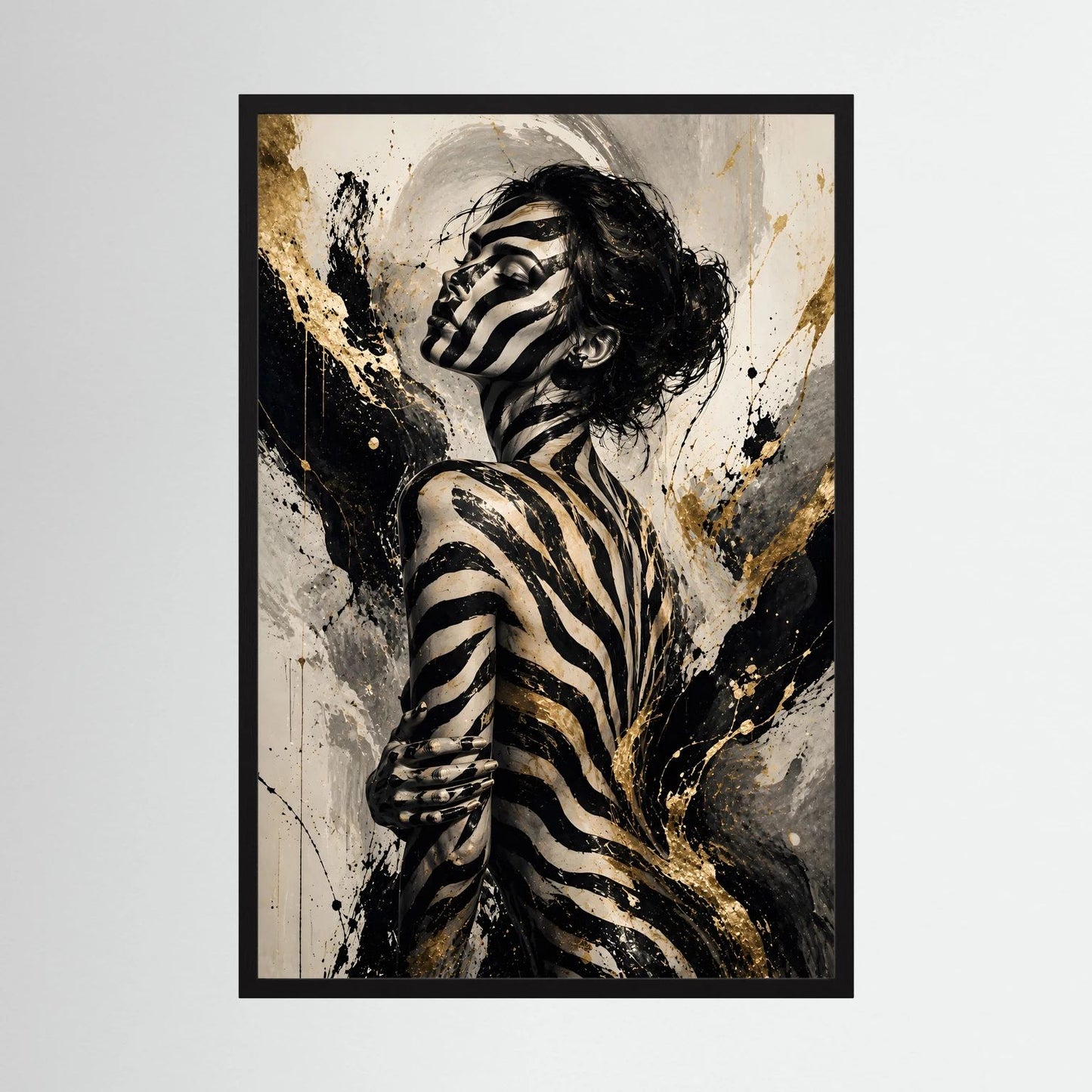 Poster Frauenportrait Schwarzgold, schwarzer Rahmen, Zebra-Bodypainting, Hochformat