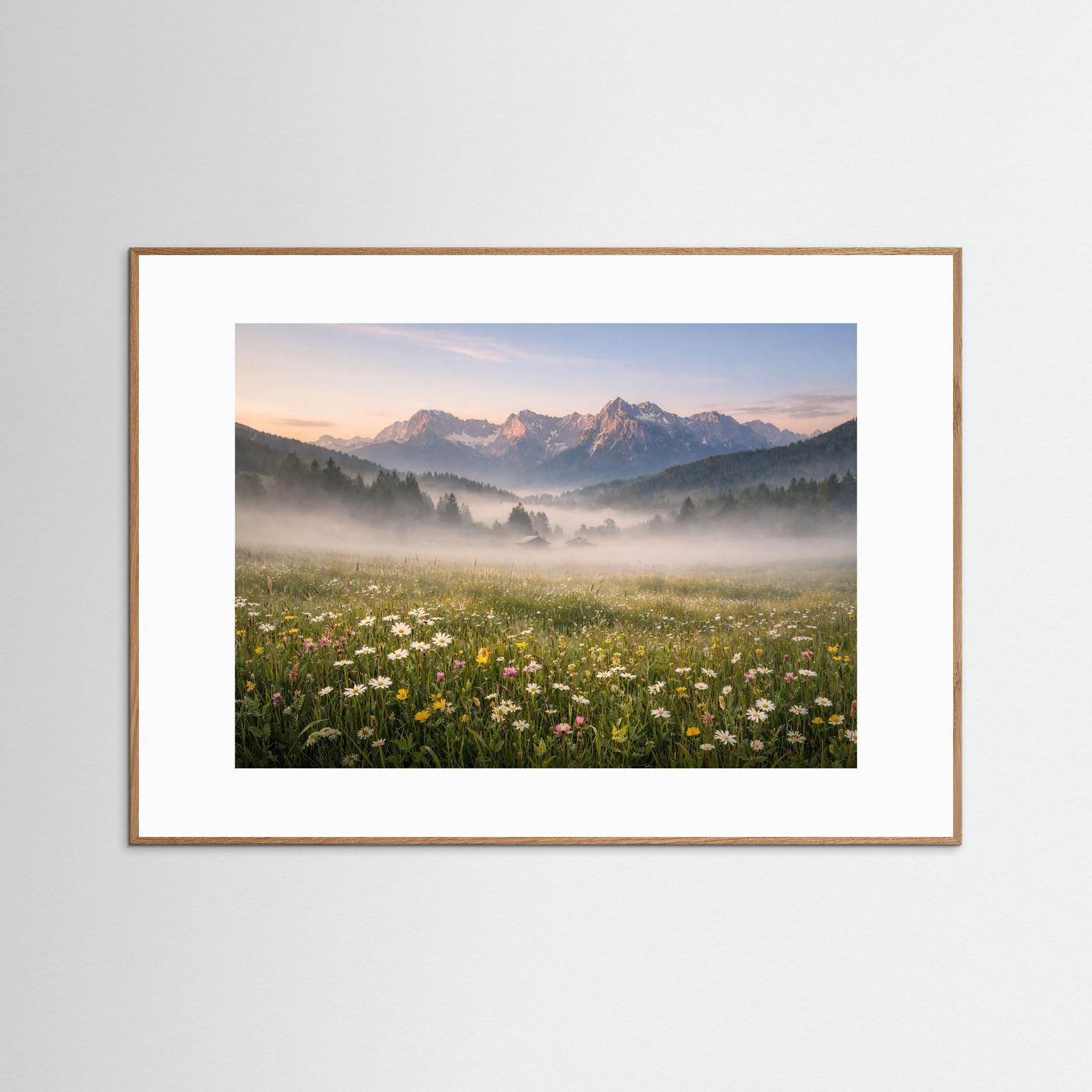 Naturposter mit Bergpanorama über Nebelwiese und Blumen im braunen Holzrahmen, quer
