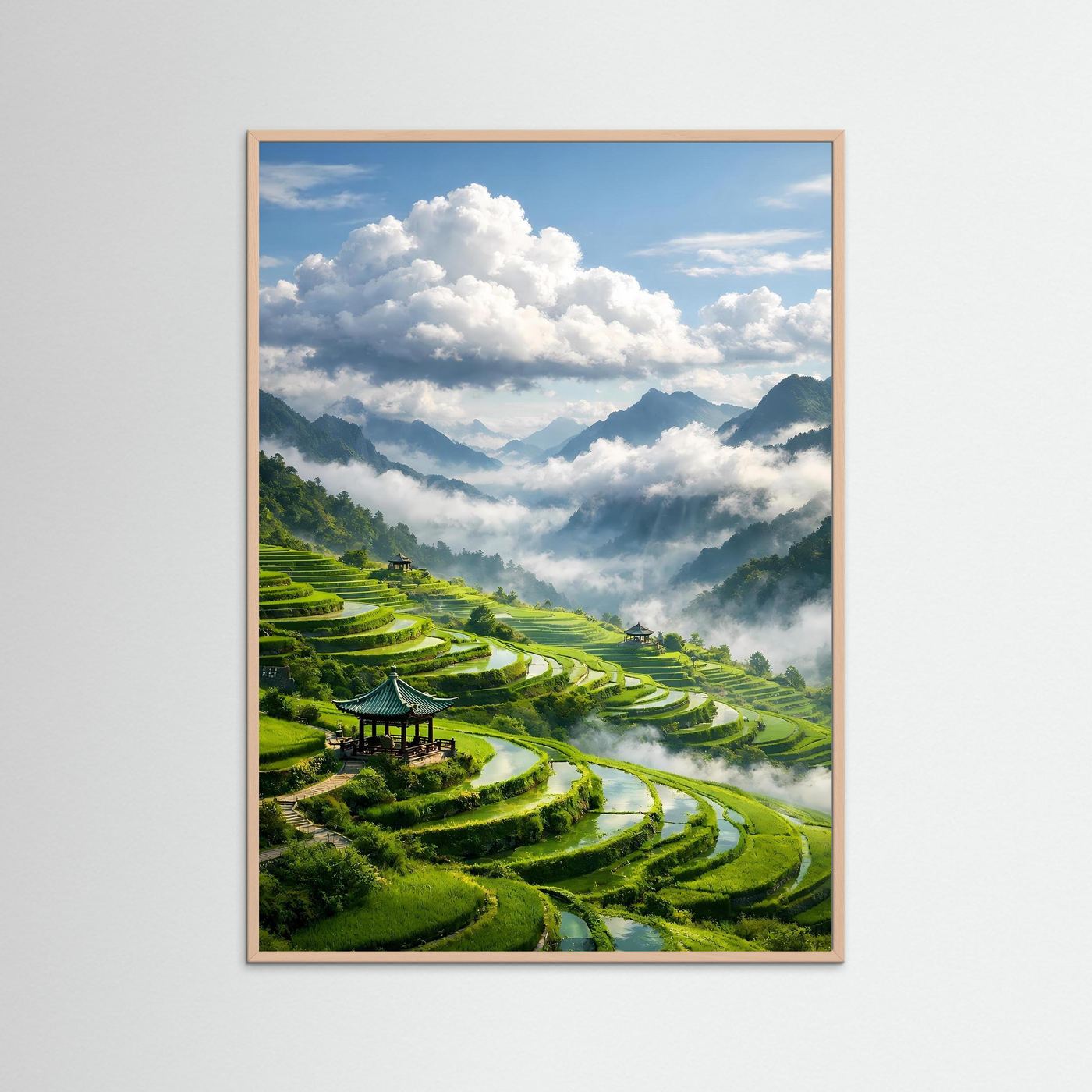 Natur-Poster im Hochformat mit Reisterrassen und Nebel, beiger Holzrahmen