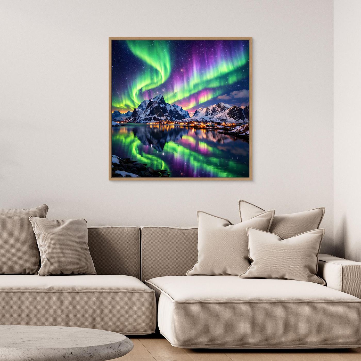 Leinwandbild mit Polarlichtern über Bergen und See, grün-lila, brauner Holzrahmen