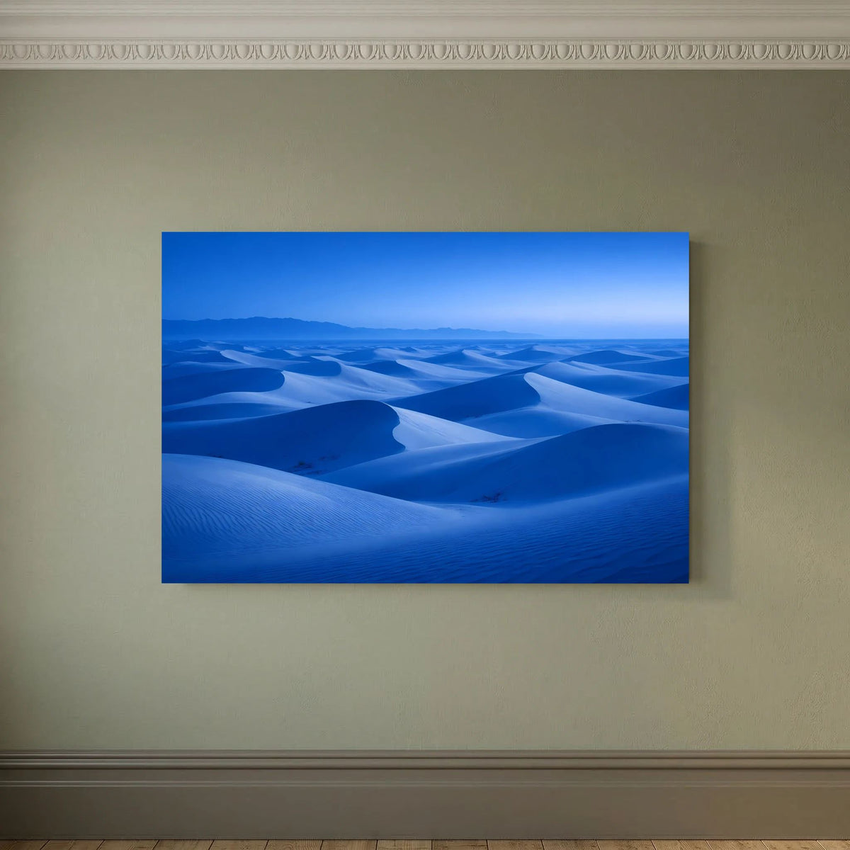 Gerahmter Wanddruck mit blauer Wüstenlandschaft und Dünen, querformatig